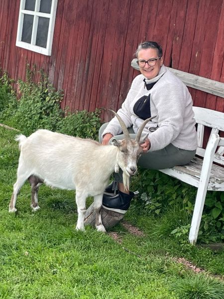 Patricia med get Getter på gården Strömgården 1884.