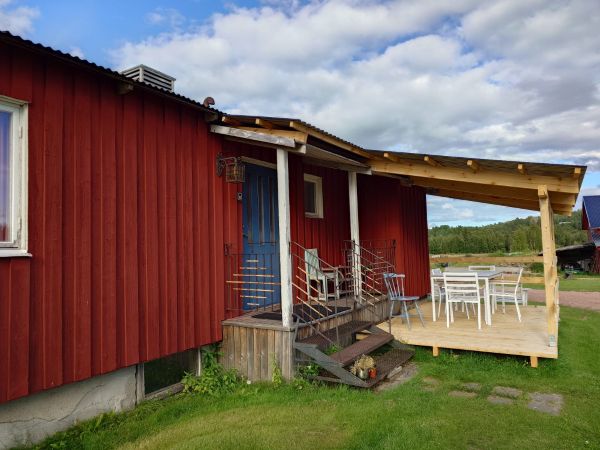 Stuga exteriör1 Altanen på stugan hos Strömgården 1884.